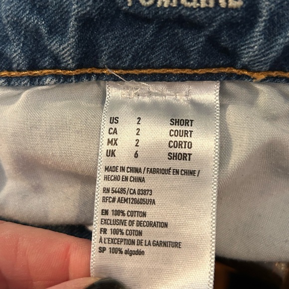 American Eagle Tomgirl Distressed Relaxed Jeans - Size 2 (Short 27”) Medium Wash - Picture 7 of 15